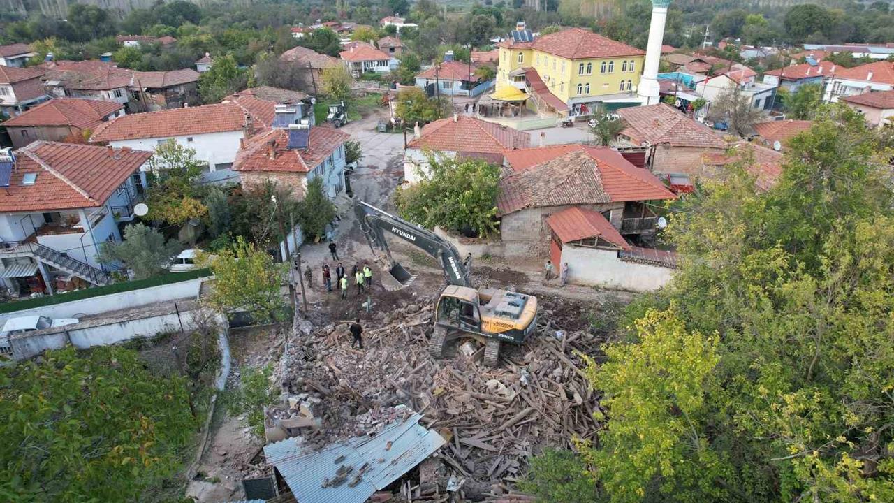 Balıkesir Sındırgı'da Deprem Sonrası Yıkım Çalışmaları Kırsalda Hızla İlerliyor