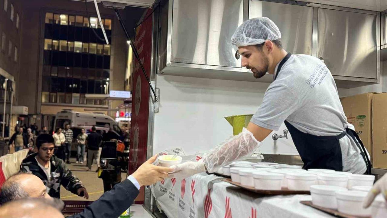 Ümraniye'de Her Gün Binlerce Kişiye Sıcak Çorba İkram Ediliyor