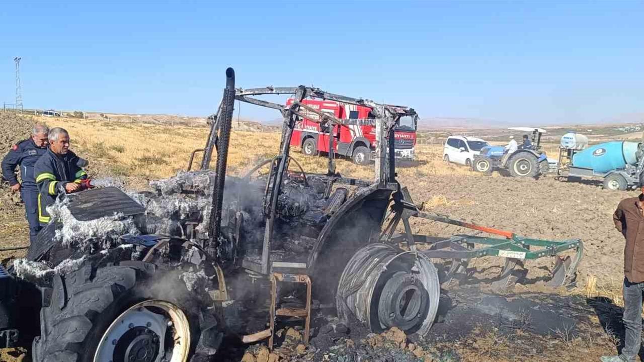 Adıyaman Kuştepe Köyü'nde Tarla Süren Traktör Yangın Çıkardı
