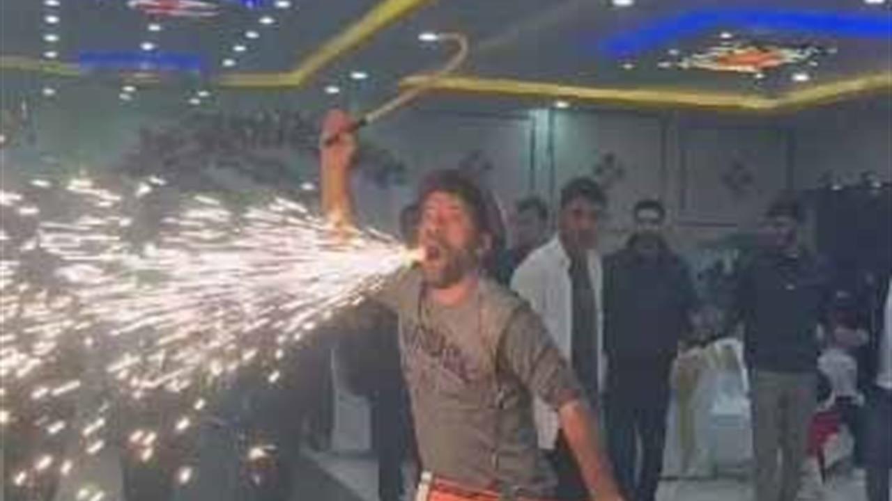 Elazığ'da Düğünlerde Davul Çalan Kosovalı Mami Can Renk Katıyor