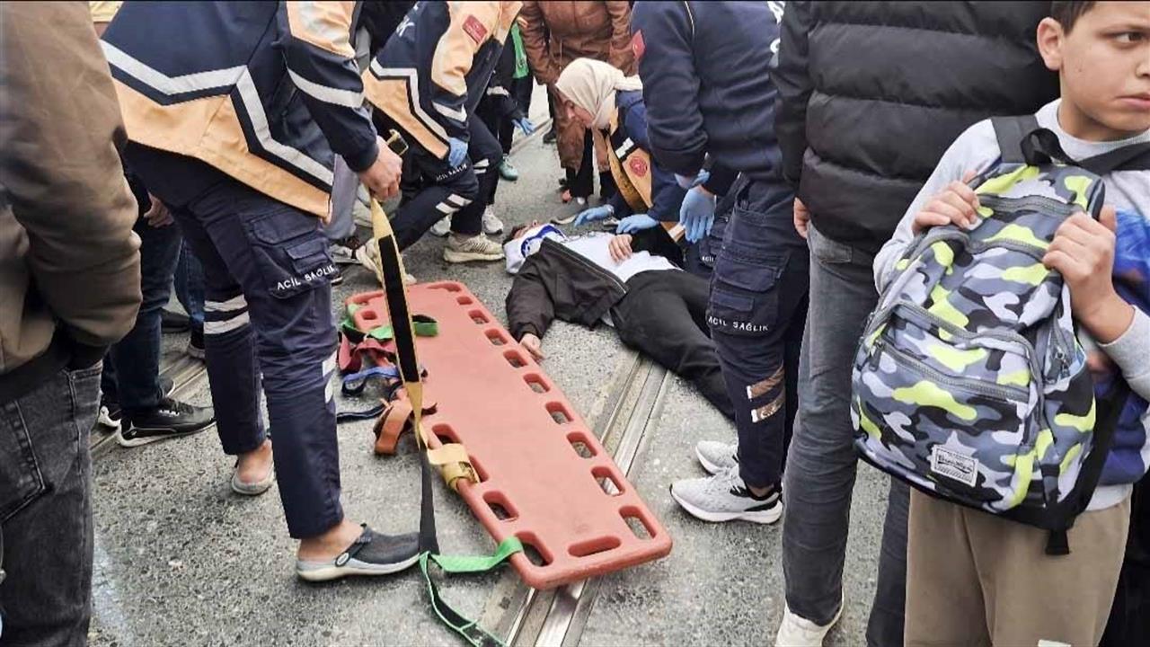 İstanbul Sultangazi'de Motosiklet ile Otomobil Çarpıştı, 1 Yaralı