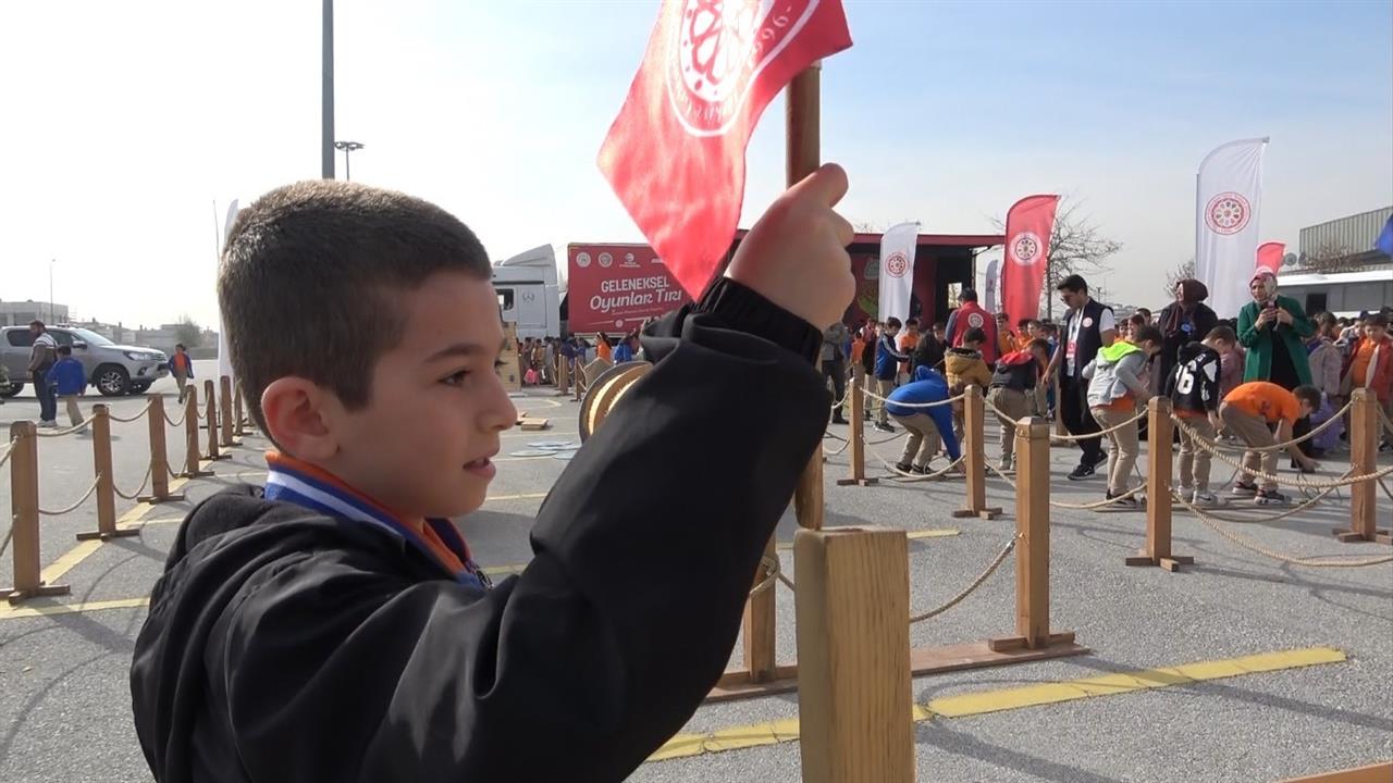 Konya'da Geleneksel Oyunlar Tırı, Çocuklarla Eğlenceli Oyunlar Sunuyor