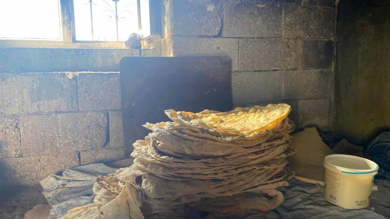 Ağrı Patnos'ta Kadınlar Kış İçin Geleneksel Tandır Ekmeği Pişiriyor