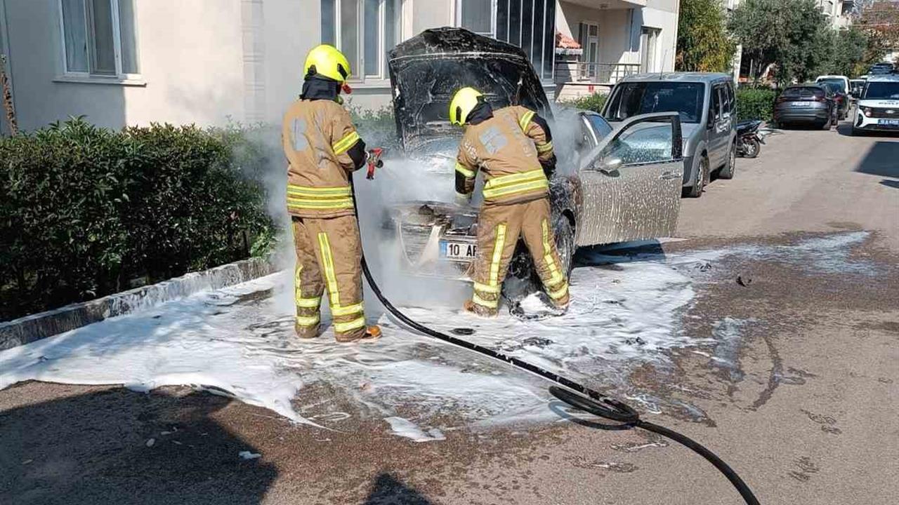 Balıkesir Gönen'de Park Halindeki Araçta Yangın Çıktı