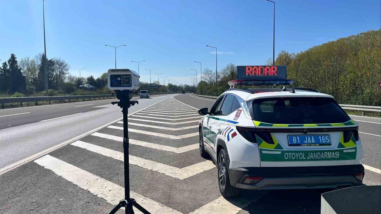 Düzce'de Yapılan Trafik Denetimlerinde 2 Bin 668 Sürücüye Ceza Kesildi