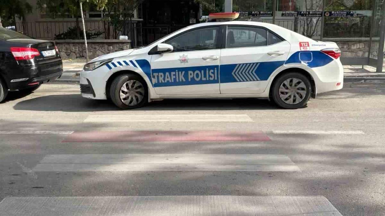 Afyonkarahisar'da Yaya Yoluna Park Eden Polis Aracına Ceza Yazıldı