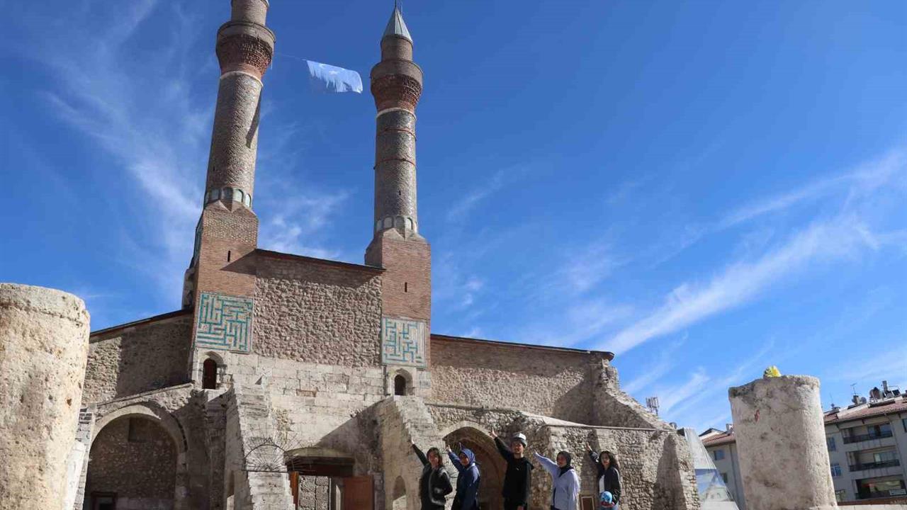 Sivas'ta Öğrenciler Doğu Türkistan Bayrağı Astı