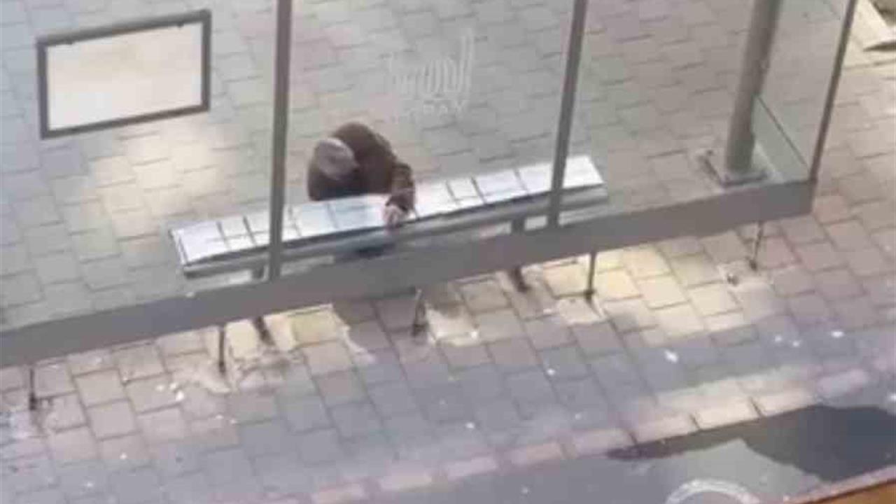 Mardin Midyat'ta Yolcuların Üşümemesi İçin Durağa Halı Kaplandı