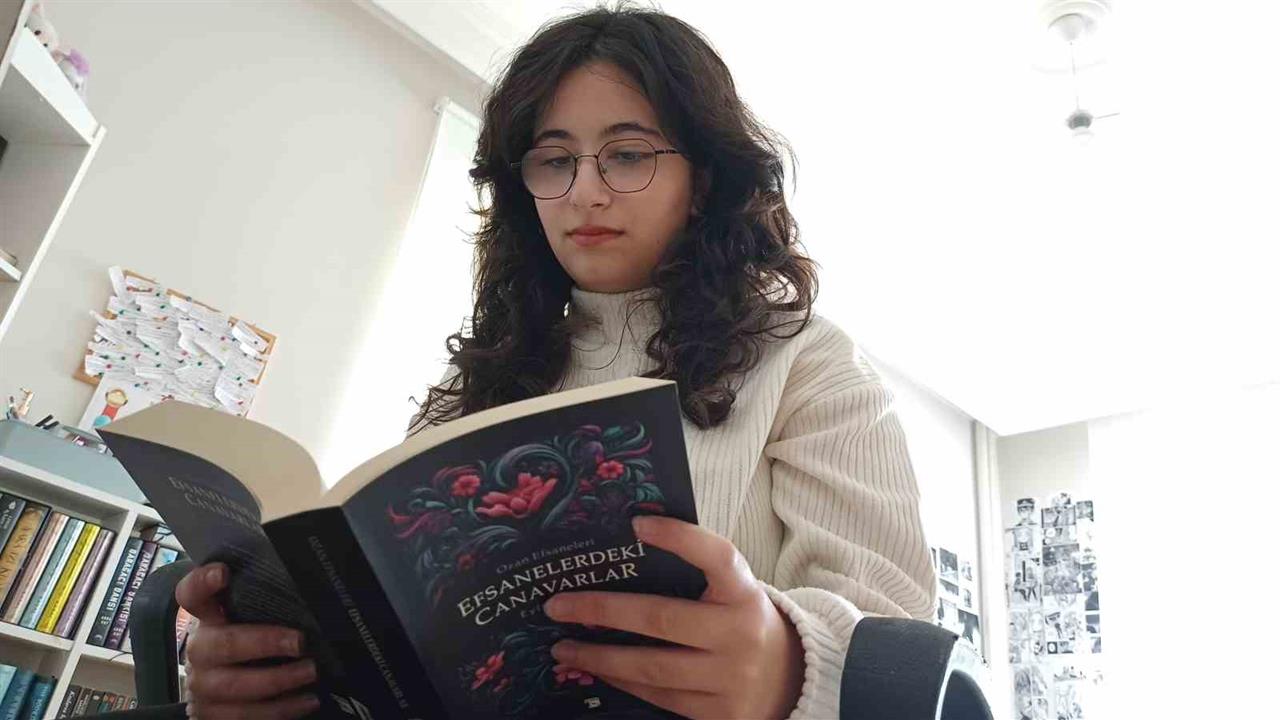 Kayseri'de 17 Yaşındaki Eylüll Yıldız, Kendi Romanını Yayınladı
