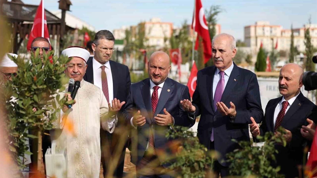 TBMM Başkanı Kurtulmuş, Adıyaman'da Deprem Şehitleri Mezarlığı'nı Ziyaret Etti