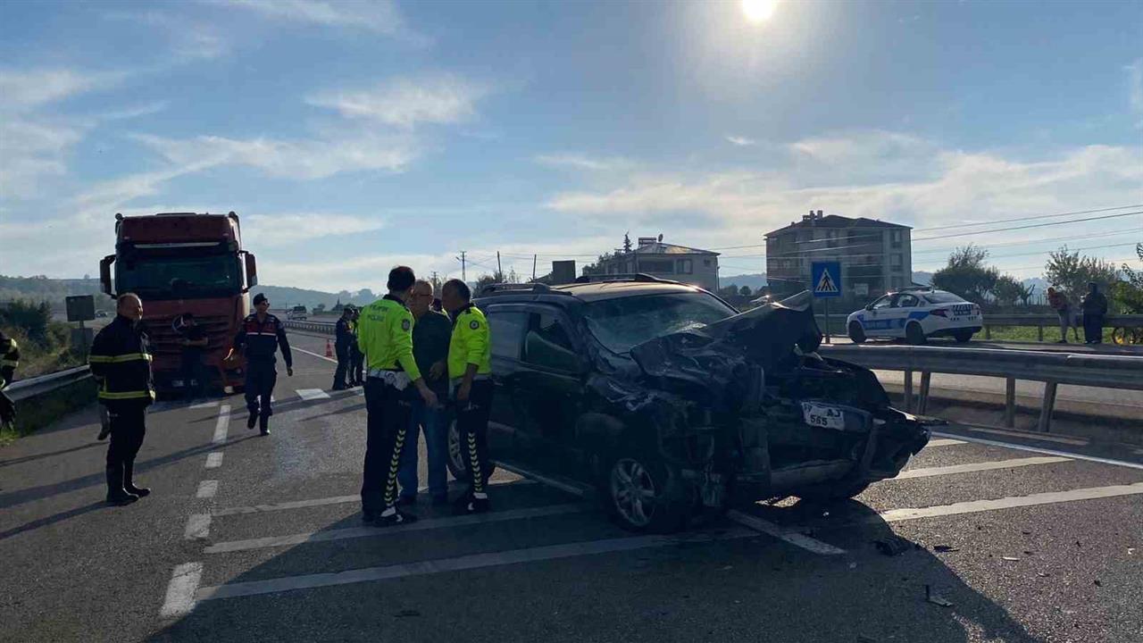 Sinop Gerze'de Otomobilin Traktöre Çarpması Sonucu 2 Yaralı