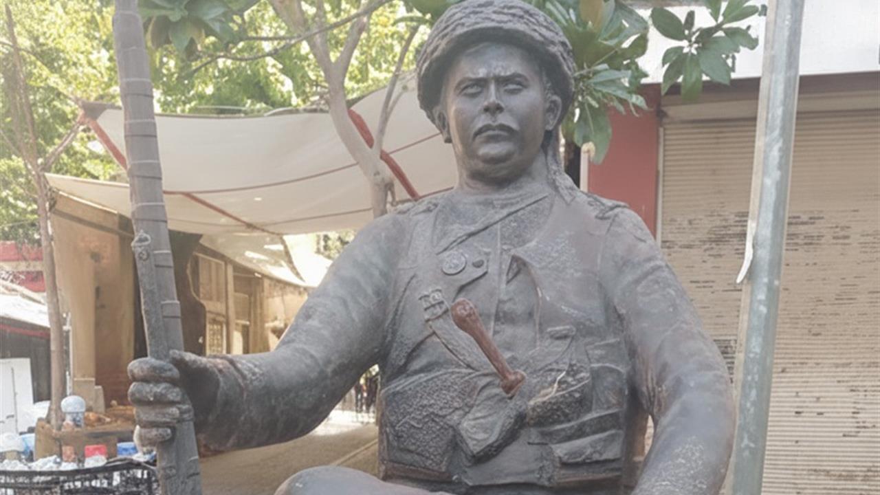 Aydın Efeler'de Danişmentli İsmail Efe'nin Heykeli Onarılarak Eski Haline Getirildi