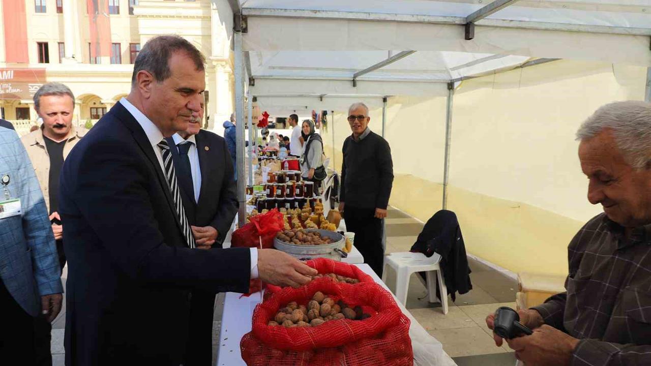 Büyükçekmece'de "Üreticiden Tüketiciye Kışa Merhaba Pazarı" Açıldı