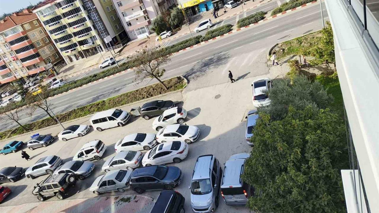 Bilecik Merkez'de Yemin Töreni İçin Yaşanan Park Sorunu Trafiği Felç Etti