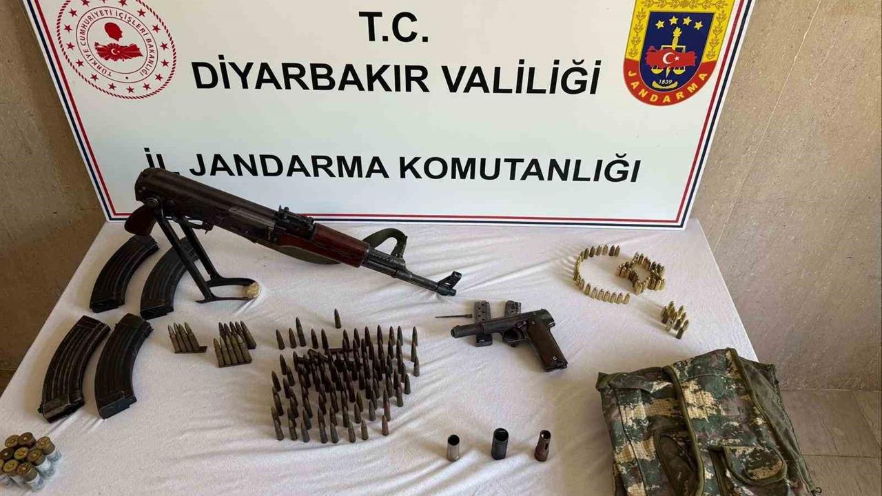 Diyarbakır'da Jandarma Ekiplerinin Yürüttüğü Operasyonda Çok Sayıda Silah ve Mühimmat Ele Geçirildi