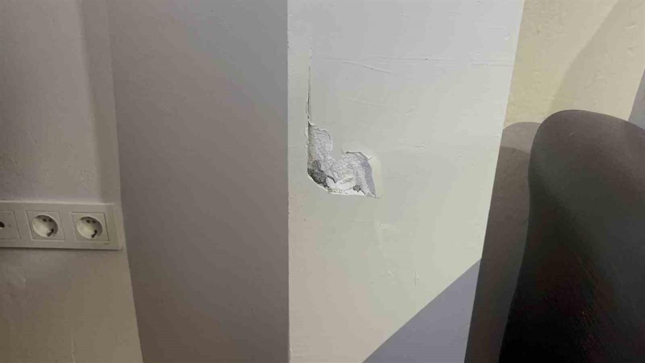 Kocaeli Darıca'da Kolonlarında Çatlak Tespit Edilen Bina Tedbiren Boşaltıldı