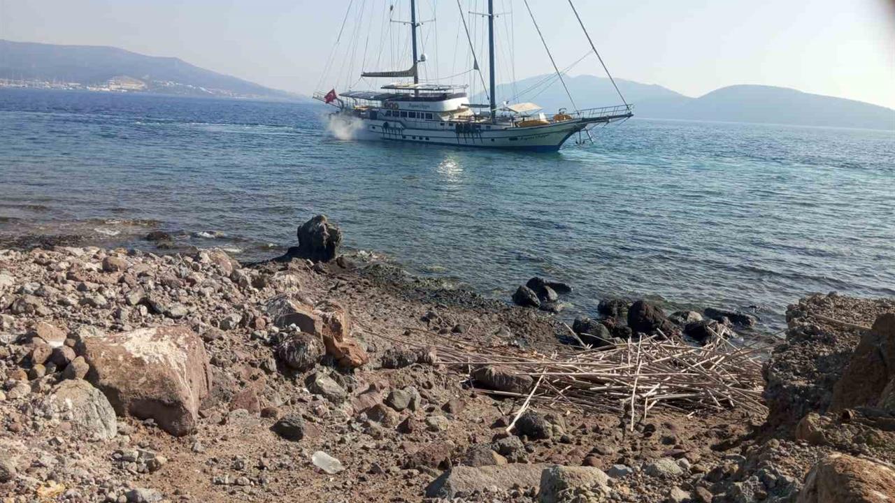 Muğla Bodrum'da "Aegean Clipper" Yelkenli Tekne Karaya Oturdu