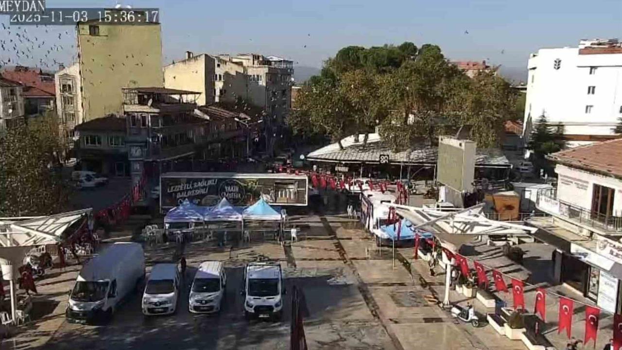 Balıkesir Sındırgı'da Meydana Gelen 4.9 Büyüklüğündeki Deprem Anı Kameralara Yansıdı