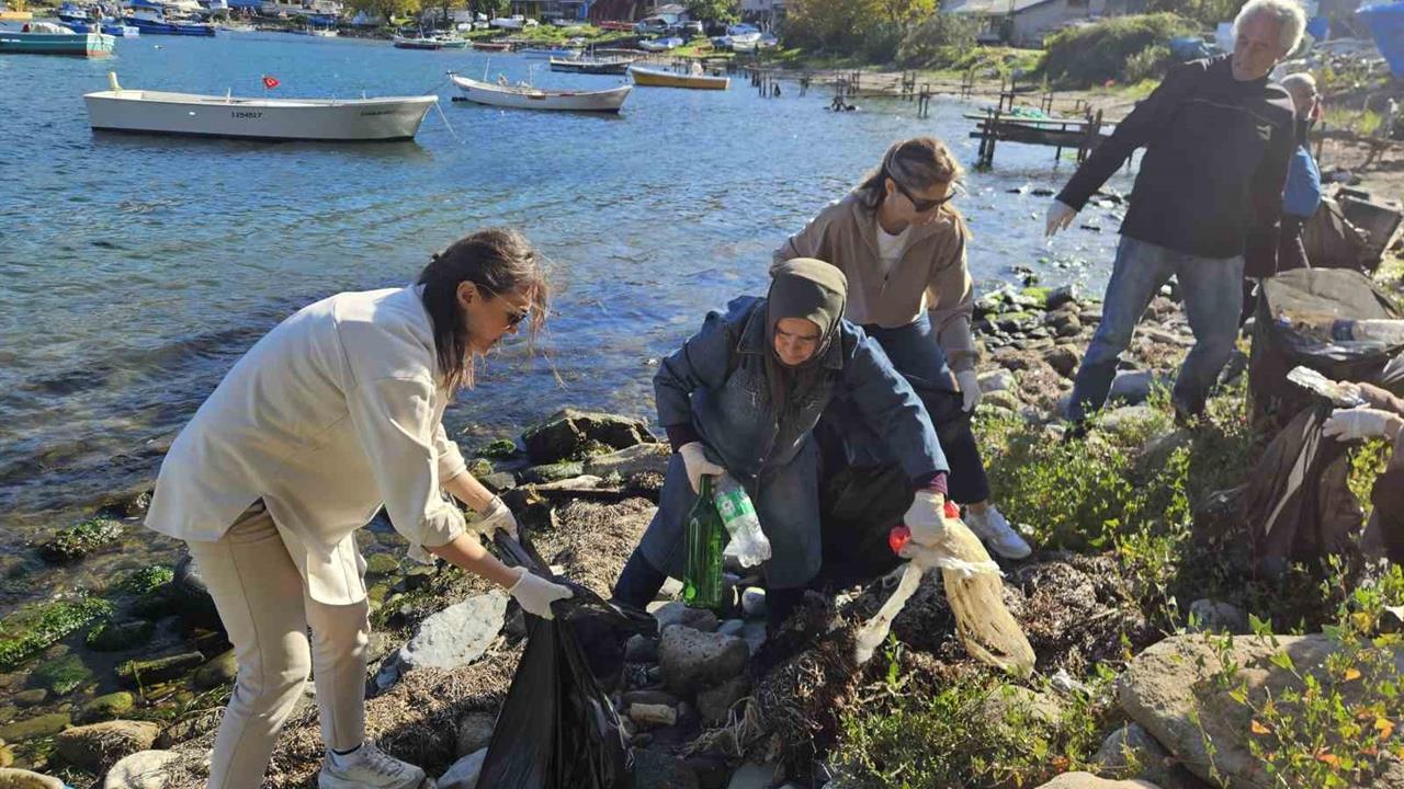 Bartın Kurucaşile'de Çevre Bilinci İçin 2 Saatte 30 Poşet Çöp Toplandı