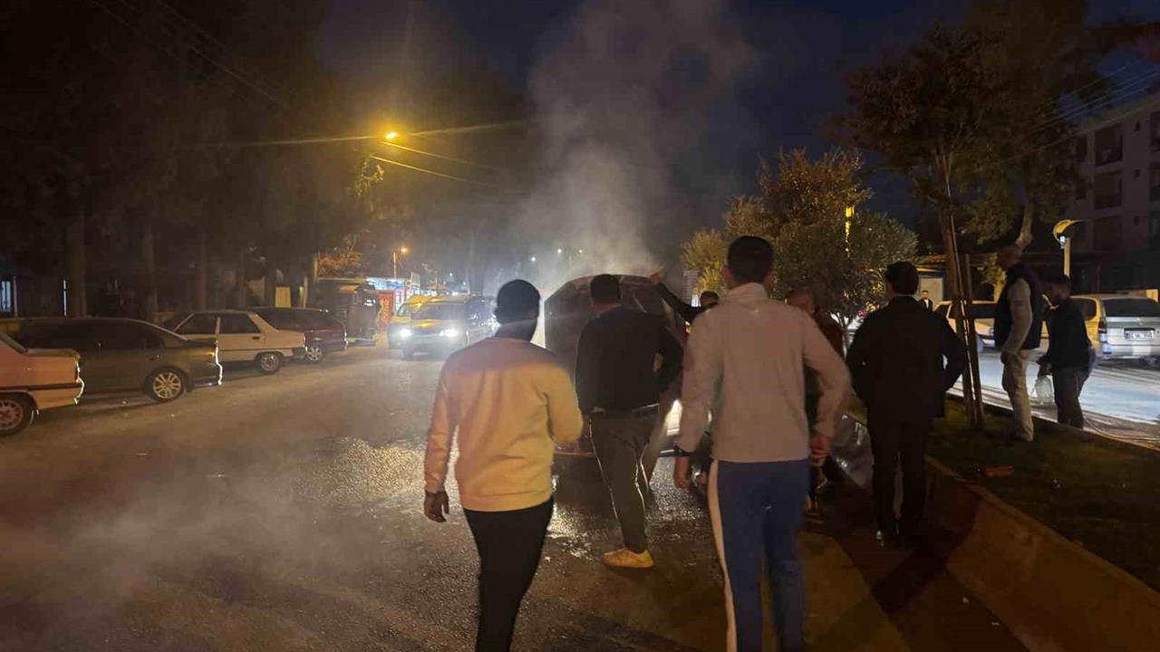 Adıyaman Turgut Reis Mahallesi'nde Seyir Halindeki Otomobil Alev Aldı