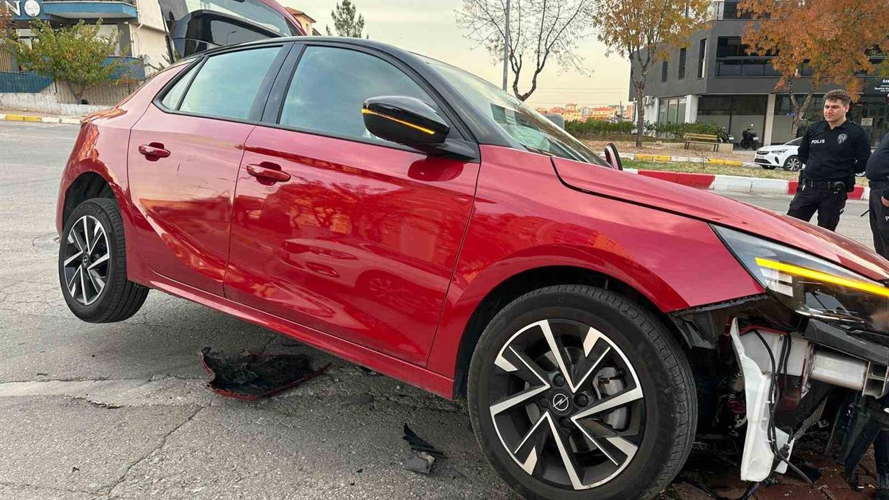 Uşak Merkez'de İki Otomobilin Çarpışması Sonucu 2 Yaralı Hastaneye Kaldırıldı