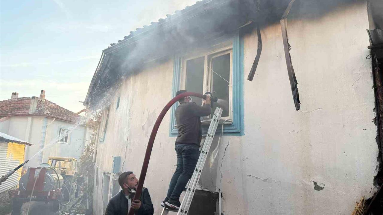 Kütahya Hisarcık'ta Çıkan Yangında İki Ev ve Bir Ahır Yandı