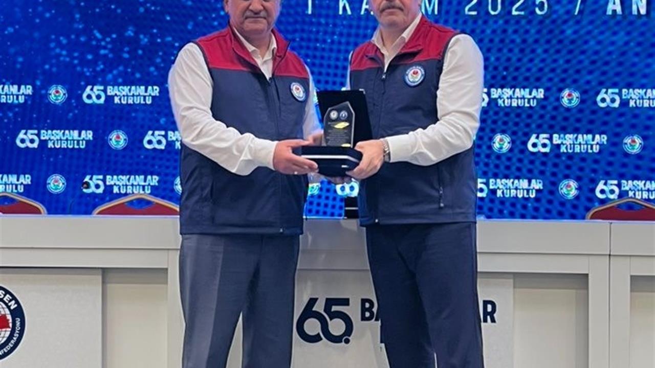 Antalya'da Eğitim Bir Sen'e Teşekkür Plaketi Verildi