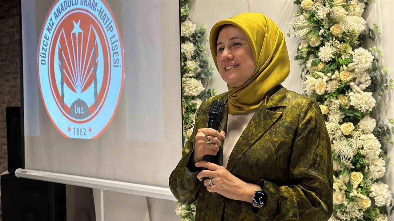 Düzce'de 41 Yıl Öğretmenlik Yapan Zekeriya Güzeldal İçin Veda Programı Düzenlendi