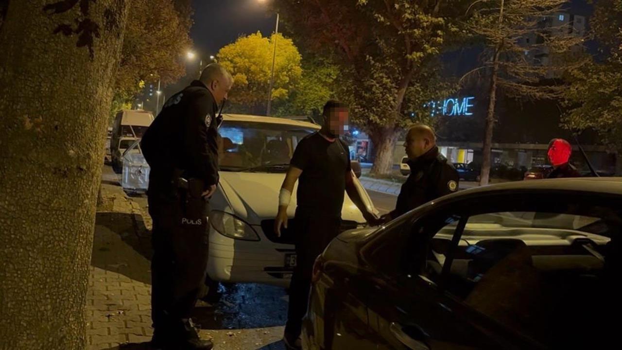 Kayseri Melikgazi'de Para Alamayan Genç, Bıçakla Kendine Zarar Vermeye Teşebbüs Etti