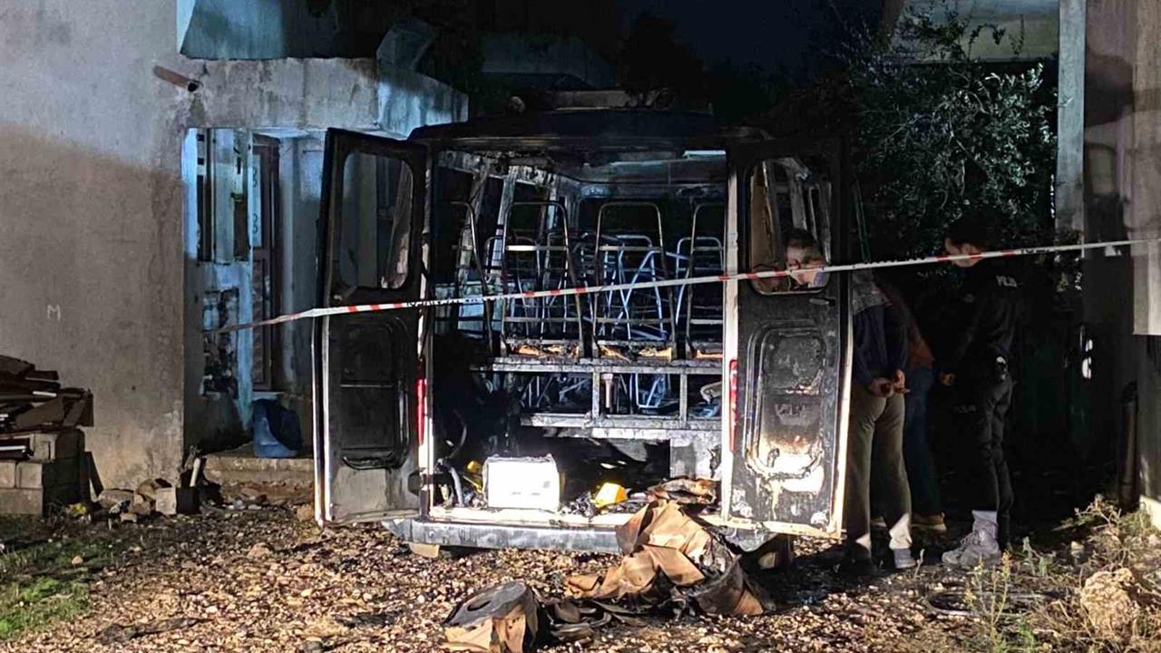 Antalya Serik'te Park Halindeki Minibüs Yangında Kullanılamaz Hale Geldi