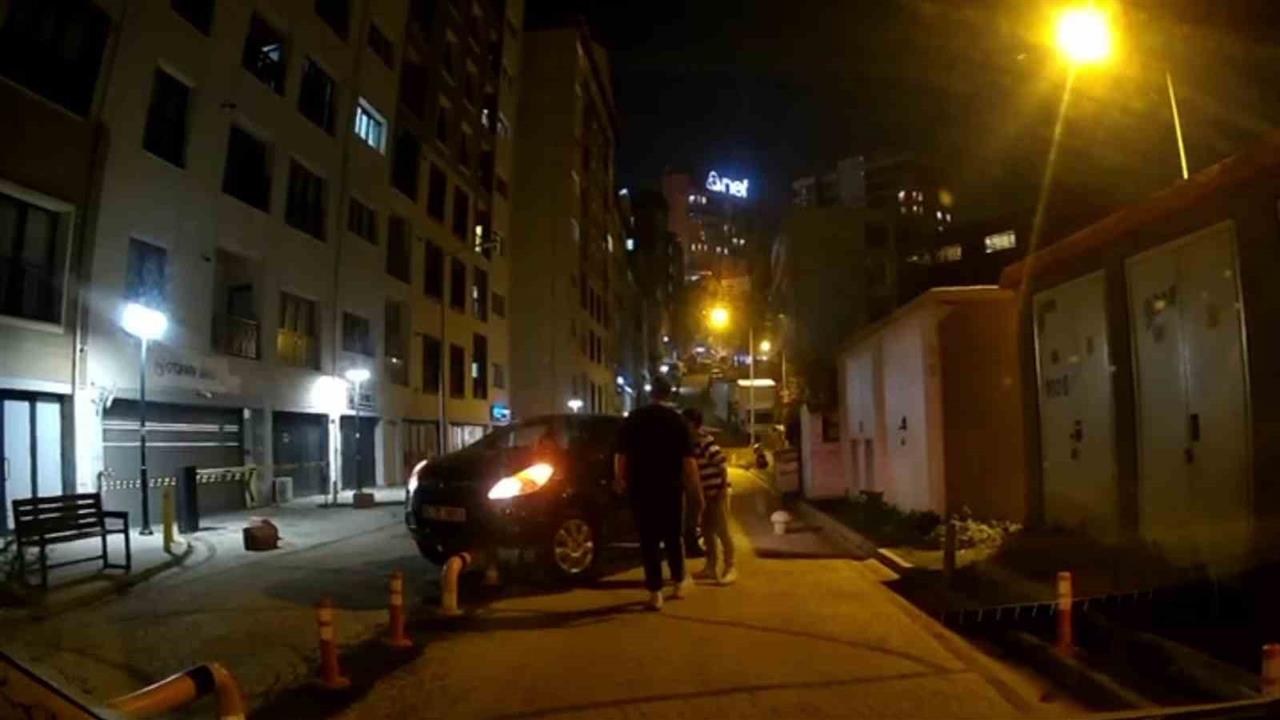 Kağıthane'de Ters Yöne Giren Sürücü Bariyerin Üzerine Çıkarak Askıda Kaldı