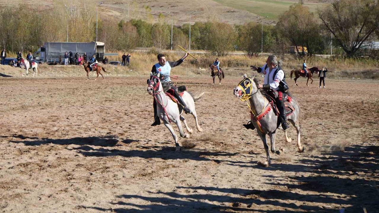Bayburt'ta düzenlenen cirit müsabakasında dostluk rüzgarları esti