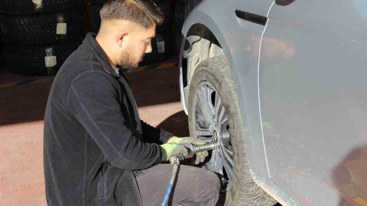 Çorum'da Lastikçiler Kış Lastiği Değişiminde Yoğun Mesai Harcıyor