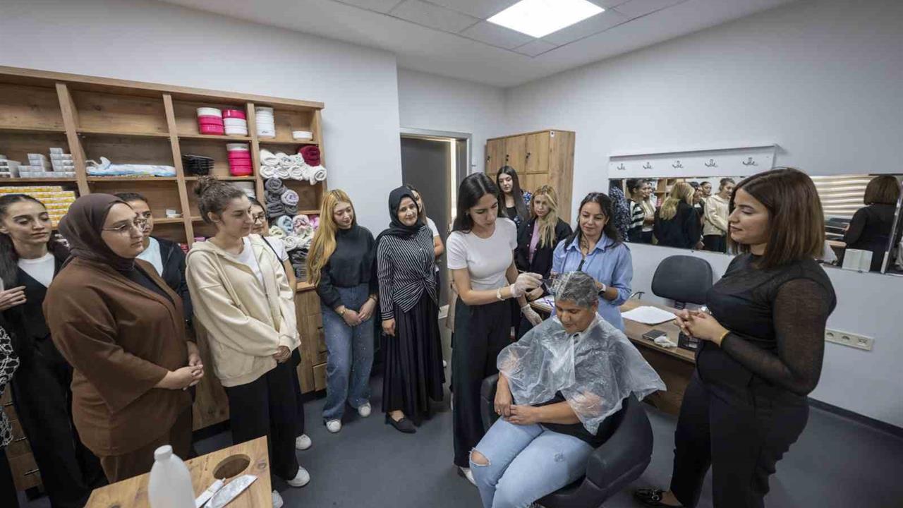 Mersin'de MERCEK'in Ücretsiz Saç Renklendirme Kursuna Yoğun İlgi Var