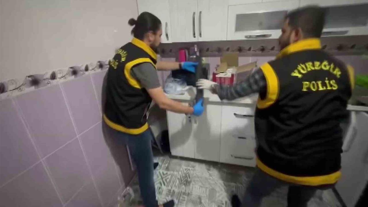 Adana Yüreğir'de Mutfak Dolabında AK-47 ve Pompalı Tüfek Ele Geçirildi