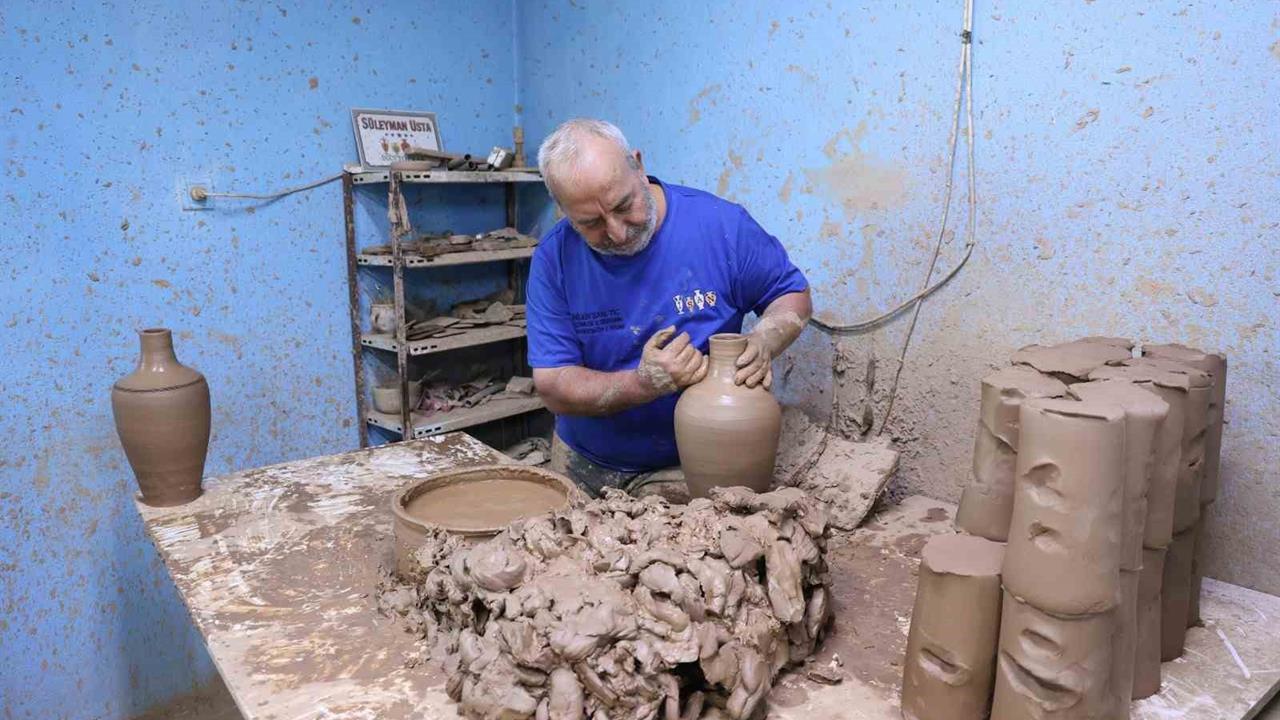 Aydın Efeler'de Süleyman İri, Dört Kuşaktır Çömlekçilik Mesleğini Sürdürüyor