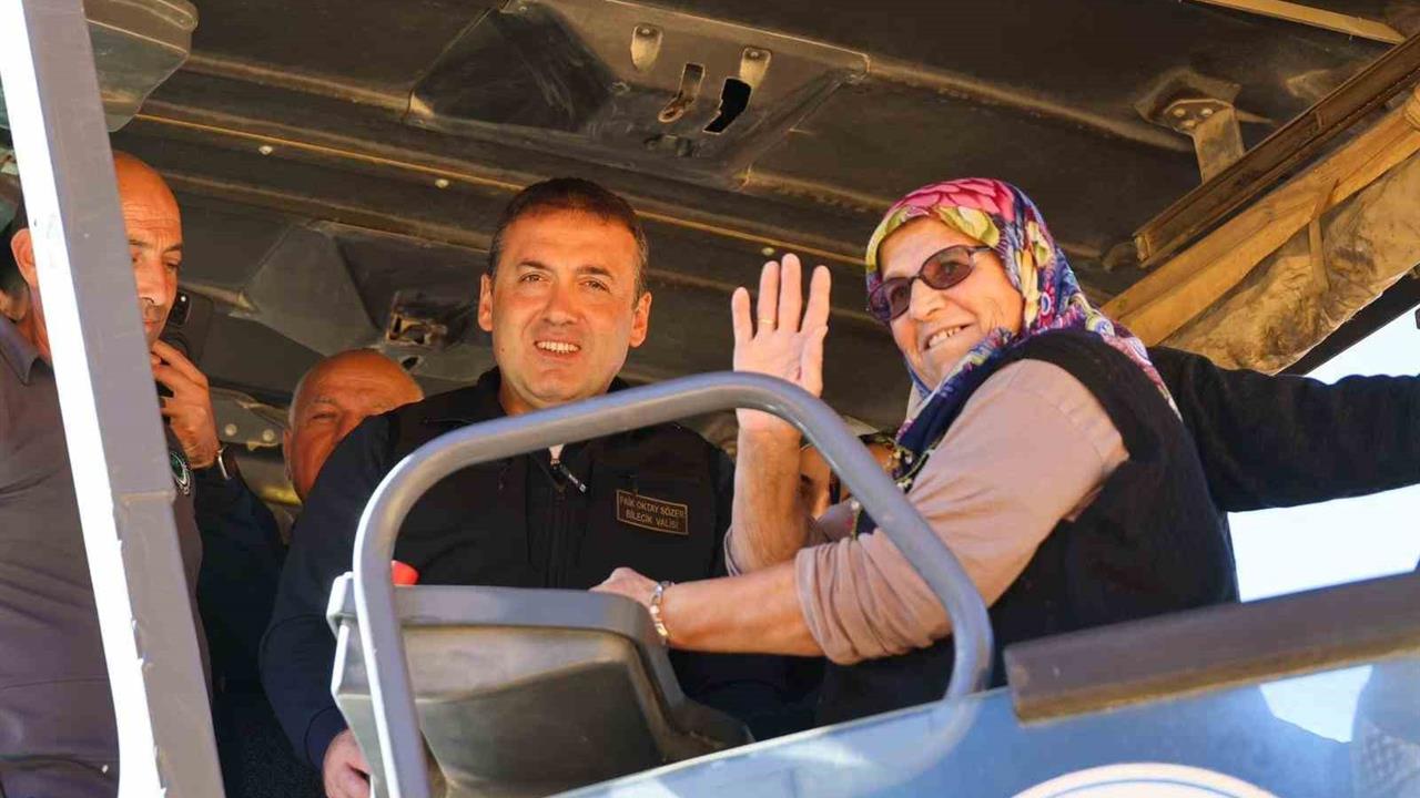 Bilecik Gölpazarı'nda Sebahat Teyze İlk Asfaltı Attı