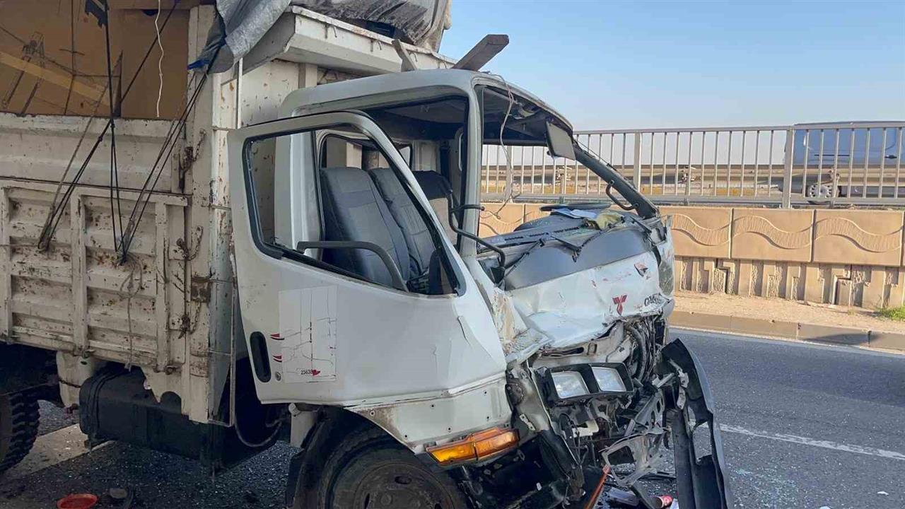 Eskişehir'de Kamyona Çarpan Karton Yüklü Kamyonetin Sürücüsü Yaralandı