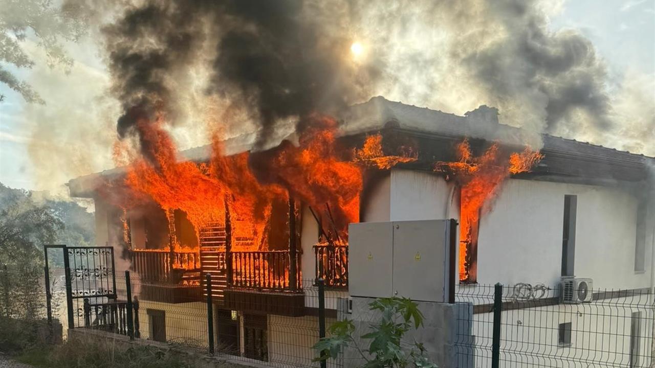 Muğla Ula'da Uyuşturucu ile Yakalanmamak İçin Evi Ateşe Verdi
