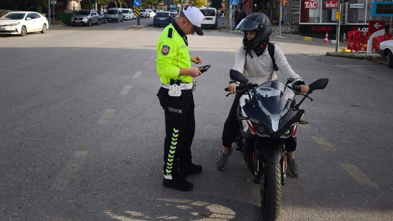 Manisa'da Motosiklet ve Film Cam Denetiminde 1,5 Milyon TL Cezalı Araçlar Tespit Edildi