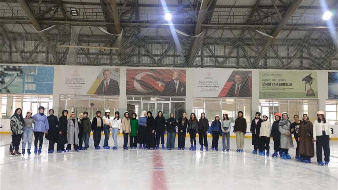 Erzurum'da Üniversiteli Gençler İçin Buz Pateni Eğitimi Başladı