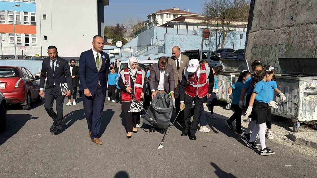 Düzce Merkez'de Öğrenciler Temizlik Etkinliğine Katıldı