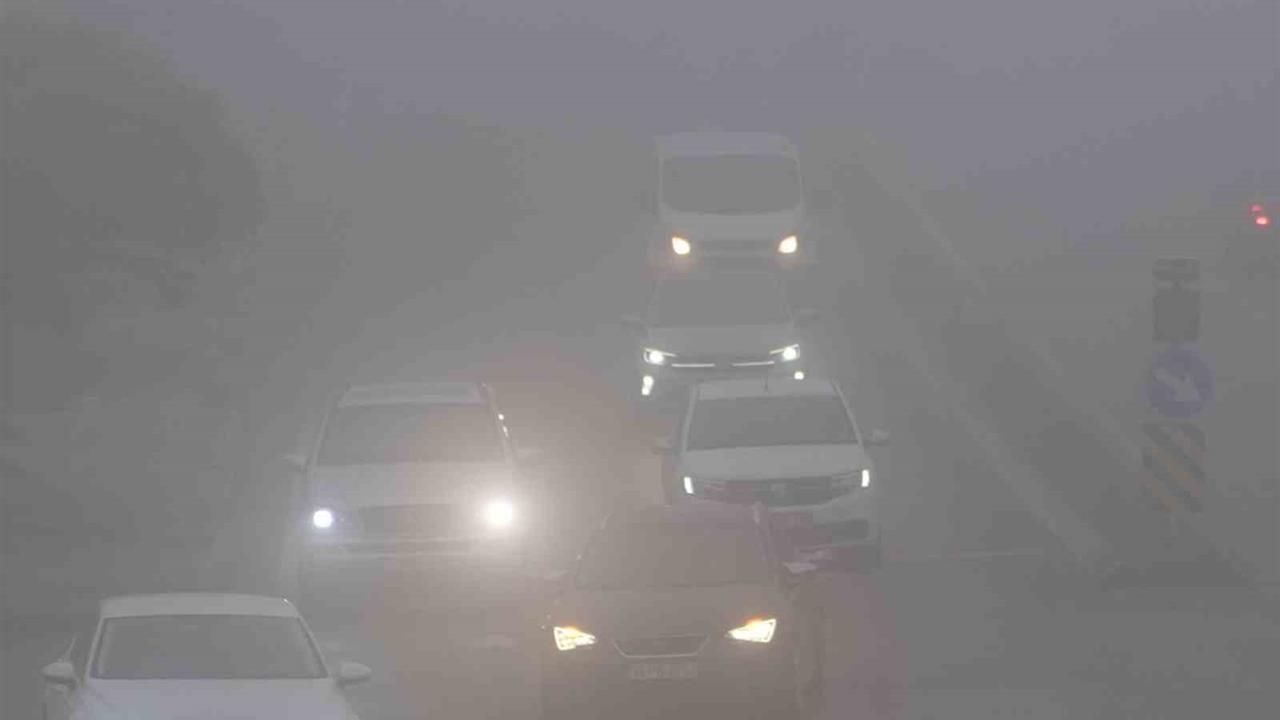 Edirne Merkez'de Yoğun Sis Nedeniyle Görüş Mesafesi 50 Metreye Düştü