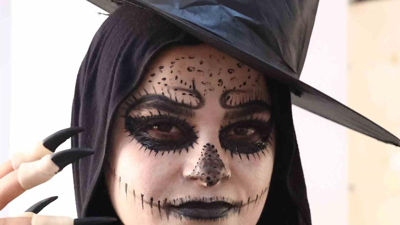 Antalya'da Genç Kursiyerlerin Yaratıcı Makyaj Çalışmaları Göz Dolduruyor