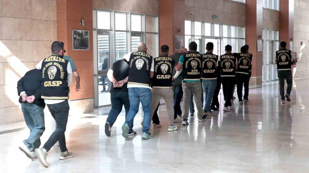 Antalya Muratpaşa'da İş Yerine Zarar Veren 10 Şahıs Tutuklandı