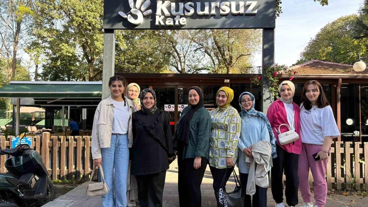 Düzce'de Raziye Begüm Sultan Yurdu Öğrencileri Kusursuz Kafe'yi Ziyaret Etti