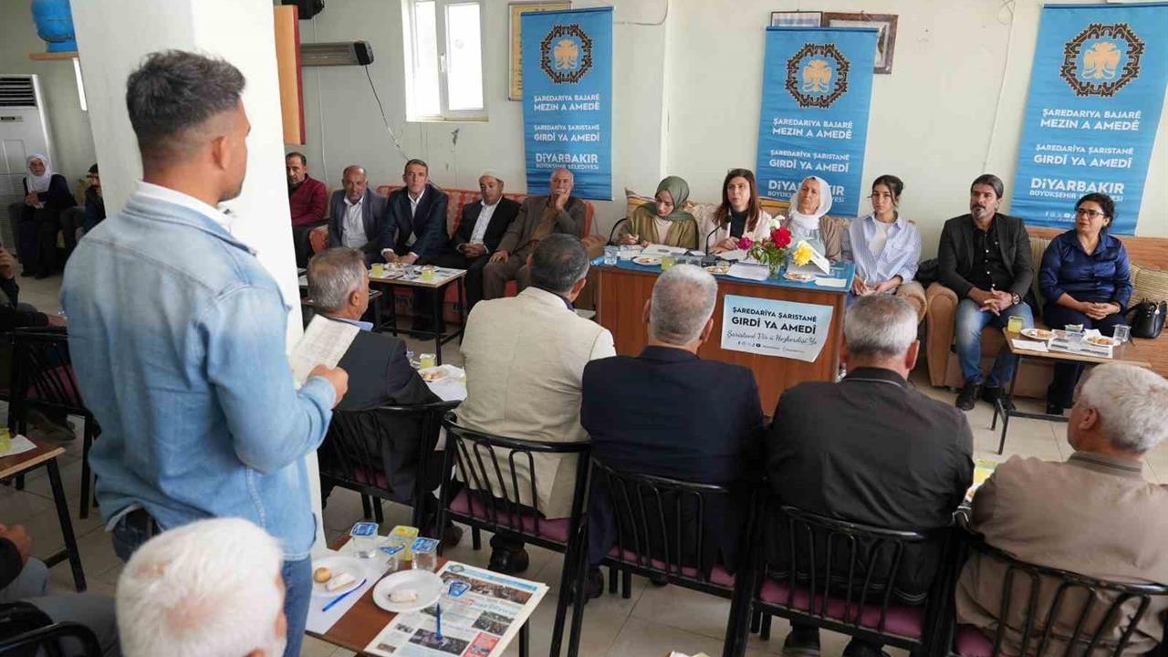 Diyarbakır Hazro'da Muhtarlarla Bir Araya Gelen DBB Başkanı Bucak Sorunları Dinledi