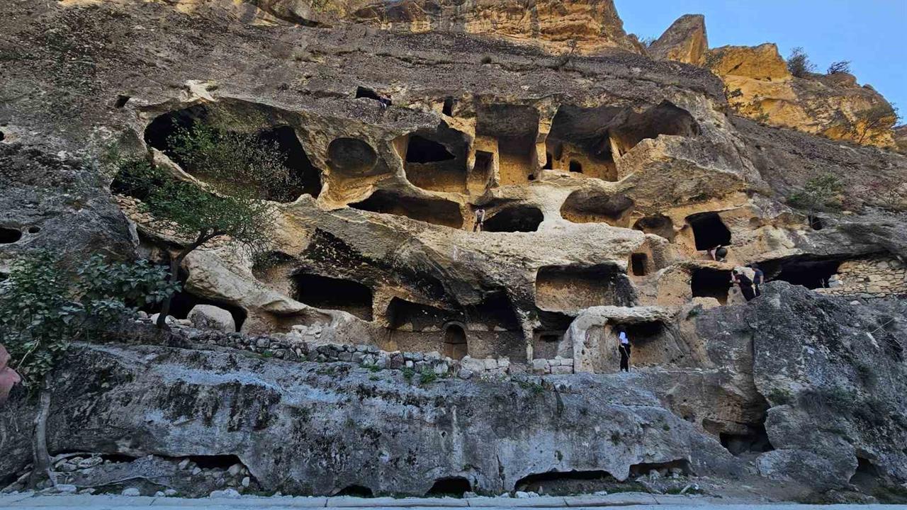 Şırnak Gabar Dağı'ndaki 7 Katlı Apartman Mağaraları Ziyarete Açıldı