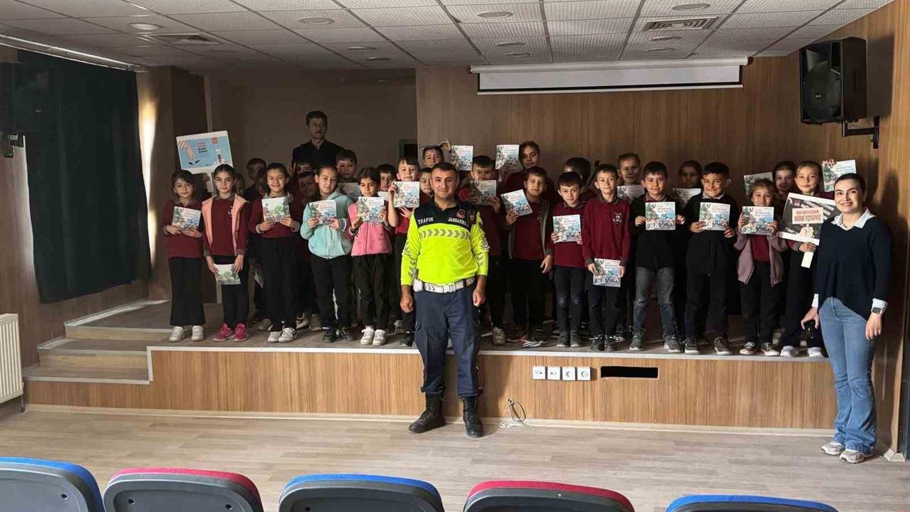 Manisa Sarıgöl Karacaali'de Jandarmadan 35 Öğrenciye Trafik Eğitimi Verildi