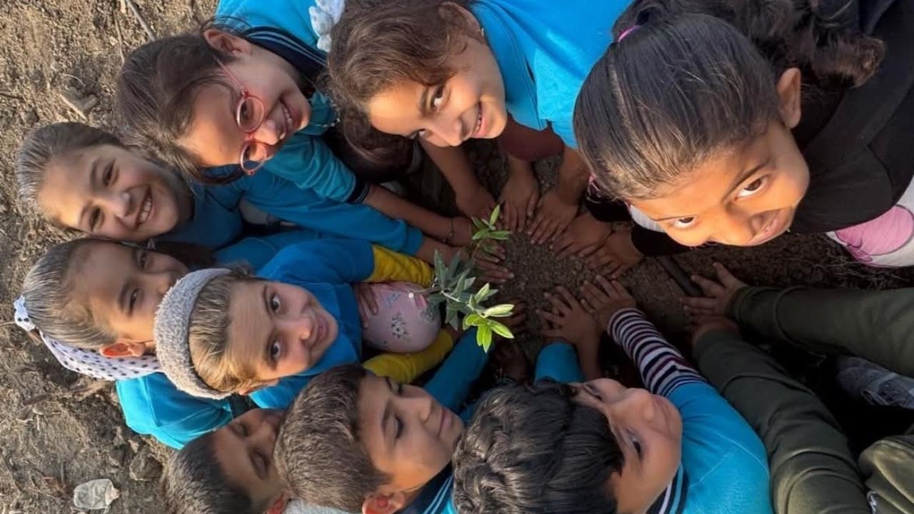 Tarsus'ta Öğrenciler Okul Bahçesine Zeytin Fidanı Dikti